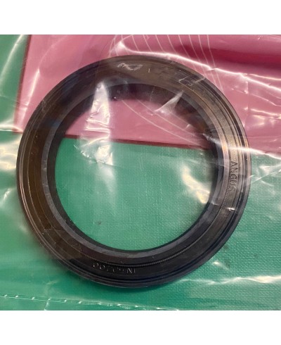 Hub Oil Seal Series 3 from Sept 1980 on RTC3511